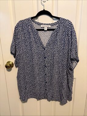 Amazon Essentials Navy and White Micro Print V-Neck Short Sleeve Blouse